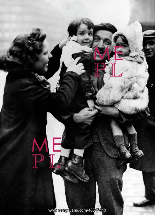 : War returnees in Paris, 1943 : War returnees in Paris, 1943