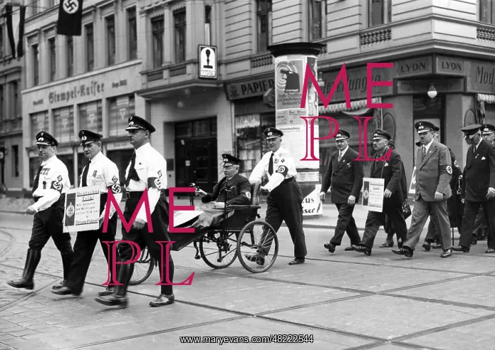  : War veterans in Berlin at the referendum on the Head of