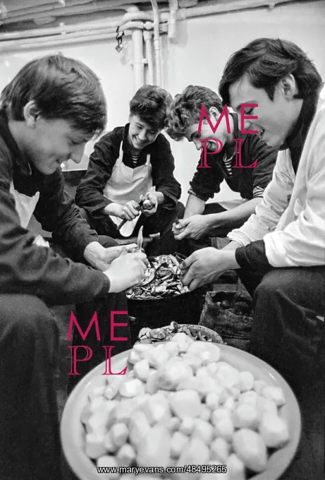 : Warship. USSR. October 1, 1986. Peeling potatoes in the galley. Grigory Kalachyan / TASS : Warship. USSR. October 1, 1986. Peeling potatoes in the galley. Grigory Kalachyan / TASS