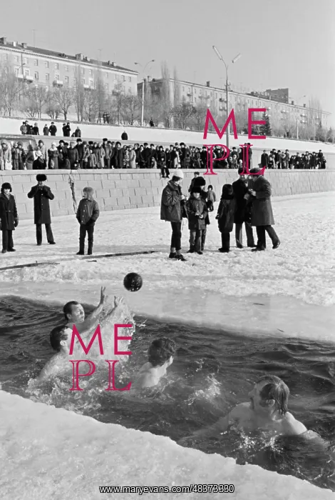 : Water Polo in freezing water : Water Polo in freezing water