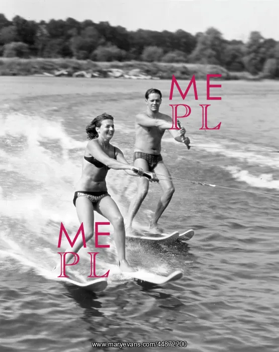  : WATERSKIING COUPLE