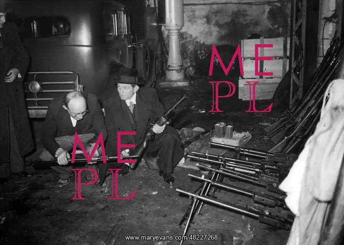 : Weapons discovery in Paris, 1937 : Weapons discovery in Paris, 1937