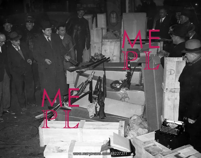 : Weapons discovery in Paris, 1937 : Weapons discovery in Paris, 1937