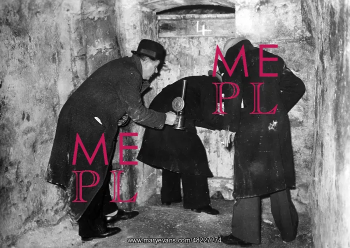 : Weapons discovery in Paris, 1937 : Weapons discovery in Paris, 1937