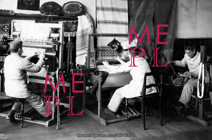: Weaving mill in military hospital in Danzig, 1916 : Weaving mill in military hospital in Danzig, 1916