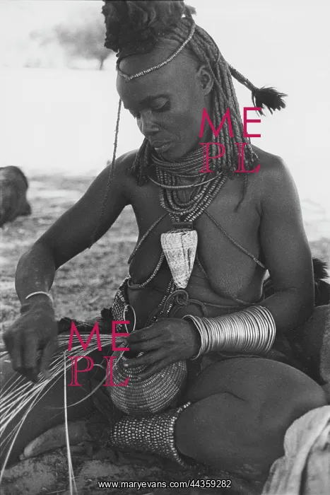 : Weaving a watertight basket, Puros, Kaokoland, Namibia : Weaving a watertight basket, Puros, Kaokoland, Namibia