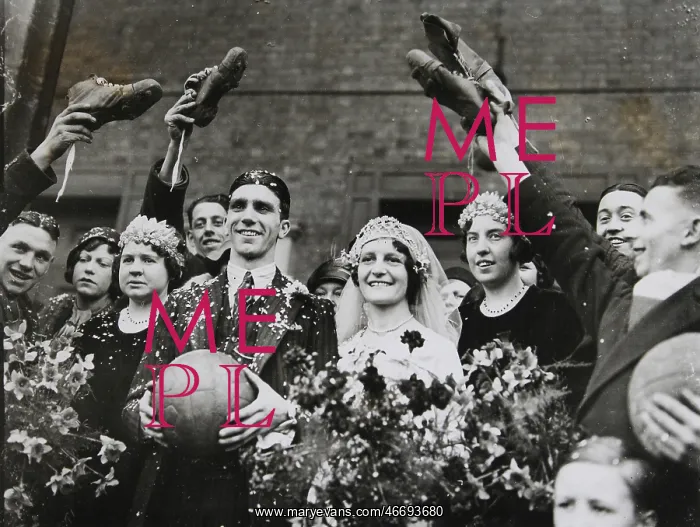 : Wedding customs - An espalier of friends : Wedding customs - An espalier of friends