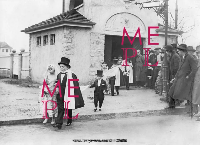 : Wedding of two people of short stature, around the 1920s : Wedding of two people of short stature, around the 1920s