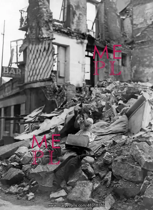 : Weeping child after a bomb attack on Irun, 1936 : Weeping child after a bomb attack on Irun, 1936