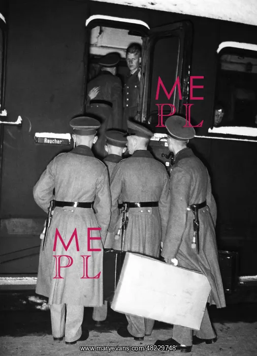 : Wehrmacht soldiers board a train, 1935 : Wehrmacht soldiers board a train, 1935
