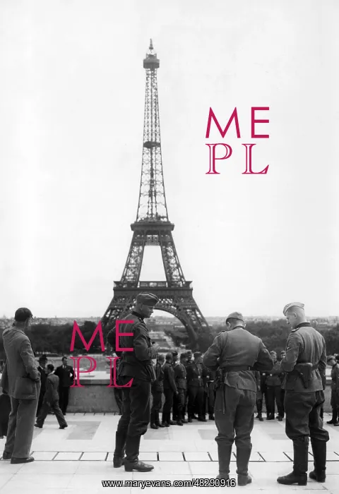 : Wehrmacht soldiers in front of the Eiffel Tower in Paris : Wehrmacht soldiers in front of the Eiffel Tower in Paris