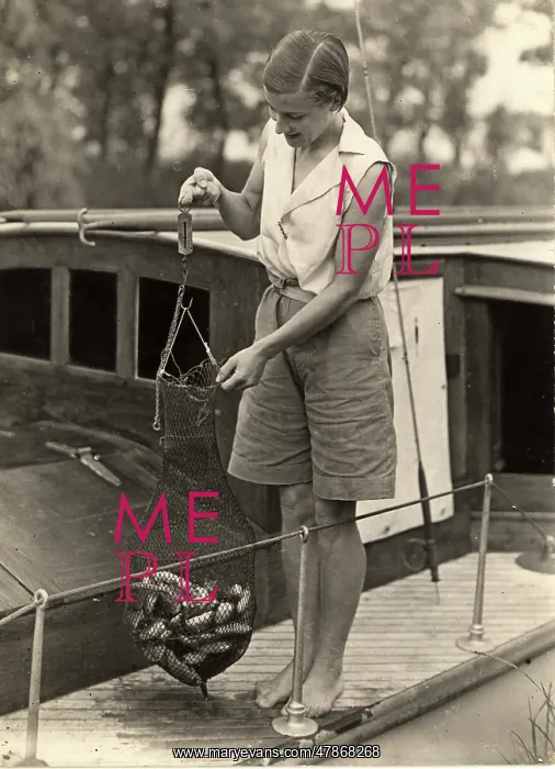 : Weighing fish on board a boat : Weighing fish on board a boat