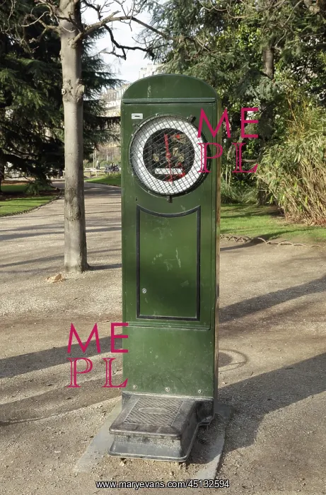  : Weighing machine, Jardin du Luxembourg, Paris, France