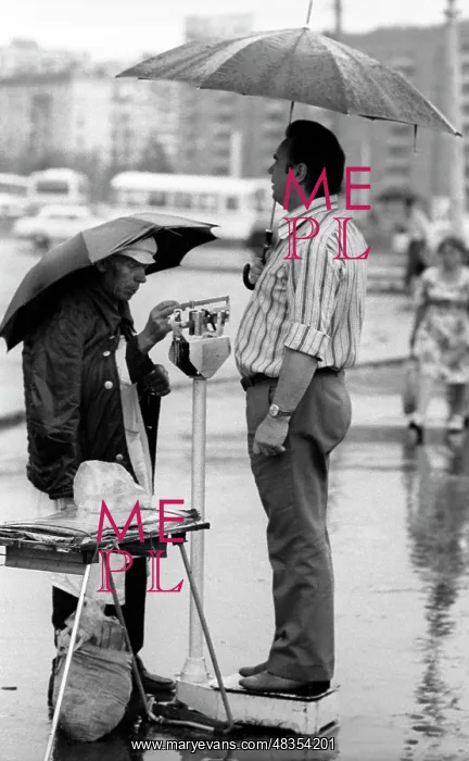 : Weighing in street, 1981 : Weighing in street, 1981