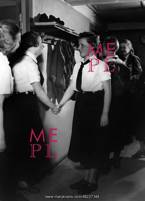 : Welcoming a new member of the BDM, 1937 : Welcoming a new member of the BDM, 1937