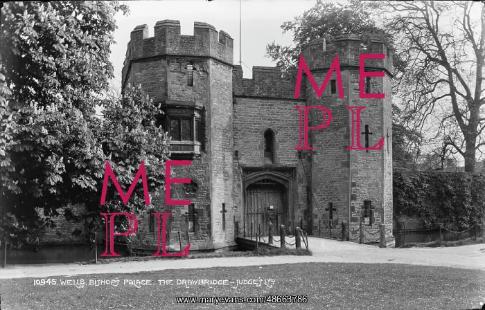 : Wells Bishop's Palace - The Drawbridge : Wells Bishop's Palace - The Drawbridge