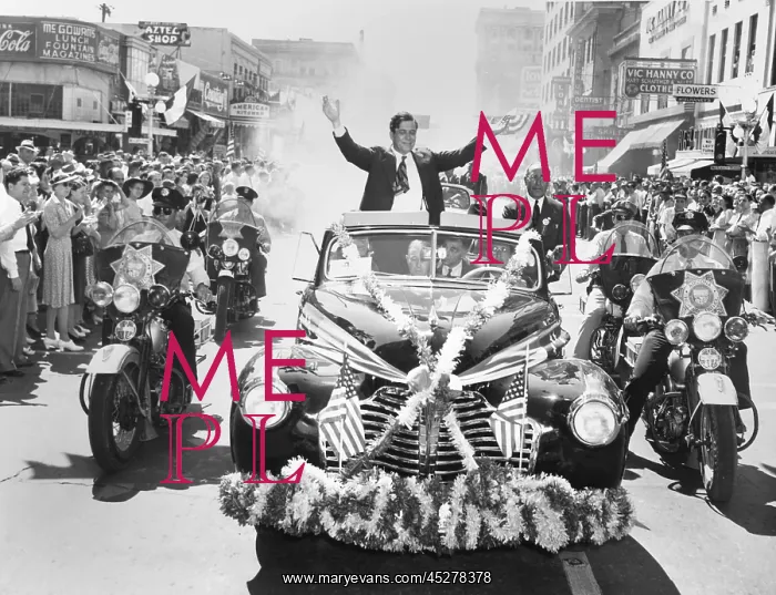 : Wendell Willkie accepts the applause of the crowd : Wendell Willkie accepts the applause of the crowd