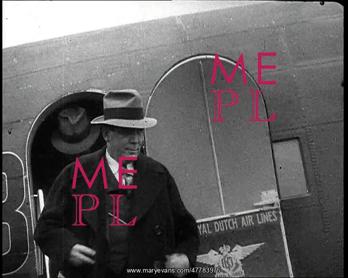 : Wendell Willkie Exiting a Transport Plane : Wendell Willkie Exiting a Transport Plane