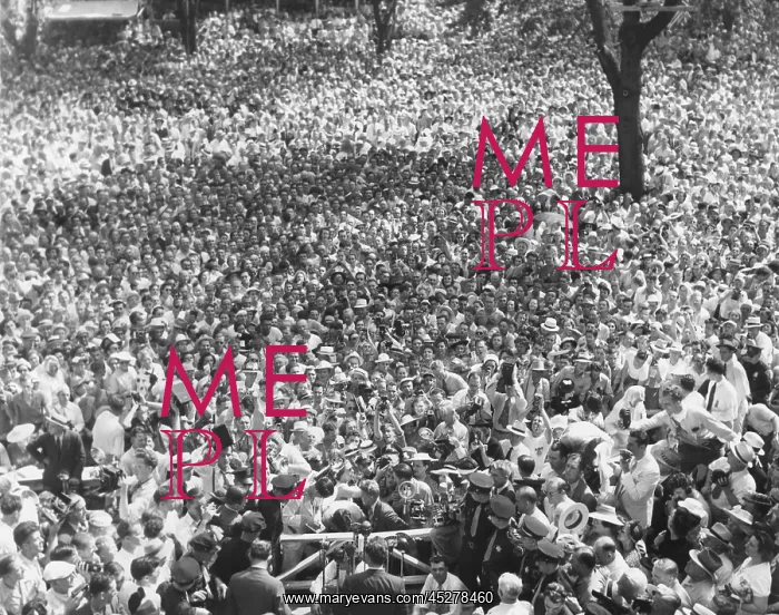 : Wendell Willkie, make a campaign speech to thousands : Wendell Willkie, make a campaign speech to thousands