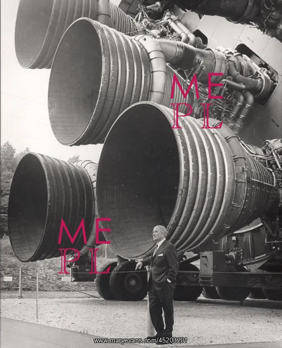 : Wernher von Braun (1912-1977), standing ? : Wernher von Braun (1912-1977), standing ?