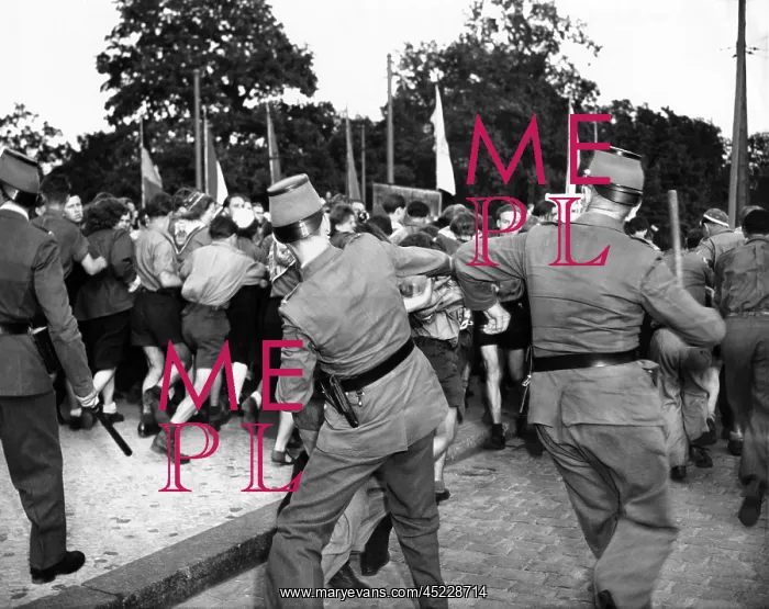 : West Berlin Police attempt to control demonstrating ? : West Berlin Police attempt to control demonstrating ?