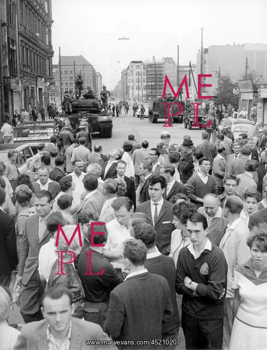 : West Berlins at Sunday stroll at the Berlin Wall : West Berlins at Sunday stroll at the Berlin Wall