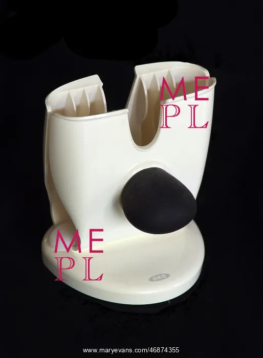 : White plastic OXO Good Grips Bagel Cutter : White plastic OXO Good Grips Bagel Cutter
