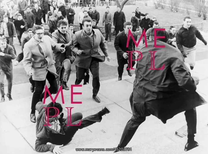 : White students running toward an African ? : White students running toward an African ?