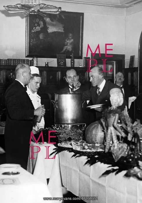 : WHW stew in a restaurant, 1934 : WHW stew in a restaurant, 1934