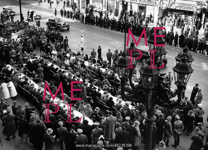 : WHW stew table at the Berlin City Hall, 1936 : WHW stew table at the Berlin City Hall, 1936