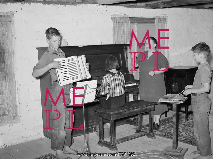 : Wife of a homesteader with her WPA (Work Projects Administra : Wife of a homesteader with her WPA (Work Projects Administra