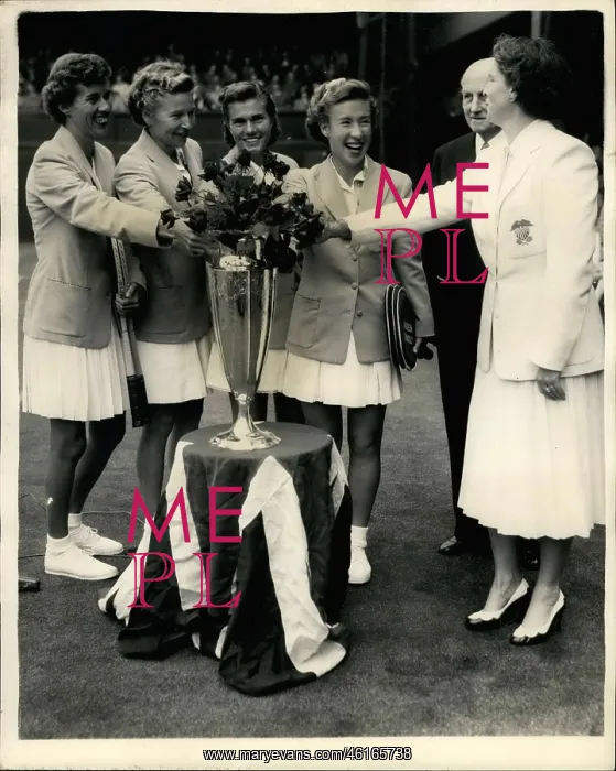 : Wightman Cup Team with trophy at Wimbledon : Wightman Cup Team with trophy at Wimbledon