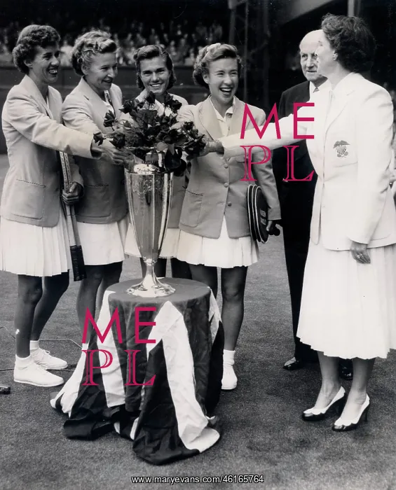 : Wightman Cup Team with trophy at Wimbledon : Wightman Cup Team with trophy at Wimbledon