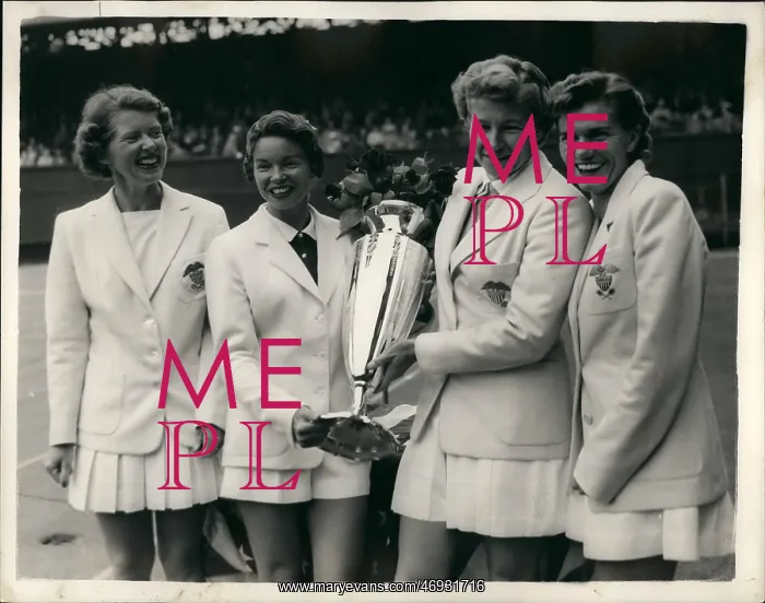 : Wightman Cup Team with trophy at Wimbledon : Wightman Cup Team with trophy at Wimbledon