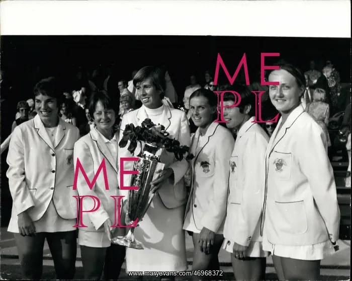 : Wightman Cup Team with trophy at Wimbledon : Wightman Cup Team with trophy at Wimbledon
