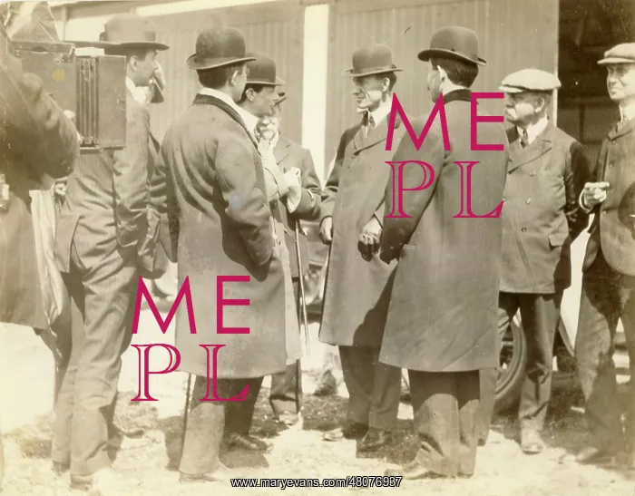 : Wilbur (centre) and Orville Wright : Wilbur (centre) and Orville Wright