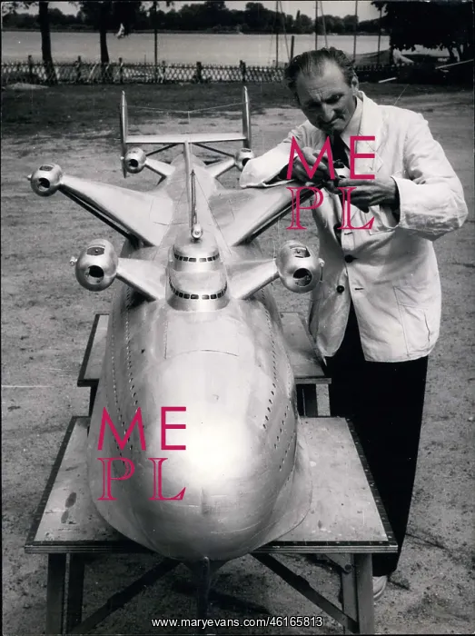 : Wilhelm Fechner, engineer, with Superwal model : Wilhelm Fechner, engineer, with Superwal model