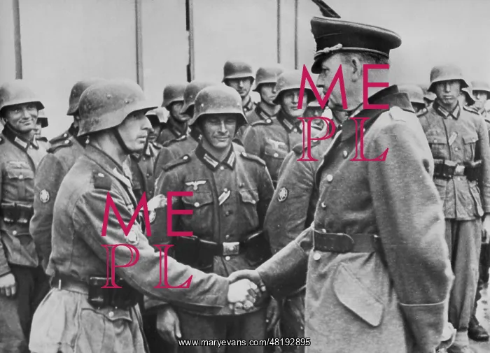 : Wilhelm List in conversation with soldiers during the campai : Wilhelm List in conversation with soldiers during the campai