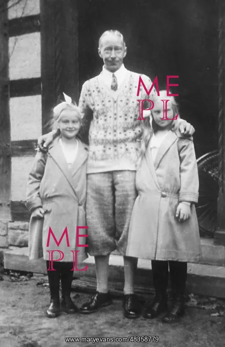 : Wilhelm of Prussia with his daughters, 1926 : Wilhelm of Prussia with his daughters, 1926