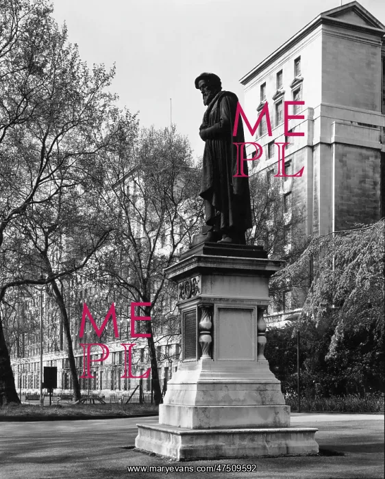 : WILLIAM TYNDALE STATUE : WILLIAM TYNDALE STATUE