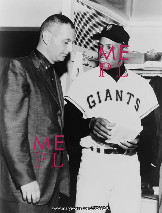 : Willie Mays talks to sportscaster Charles ? : Willie Mays talks to sportscaster Charles ?