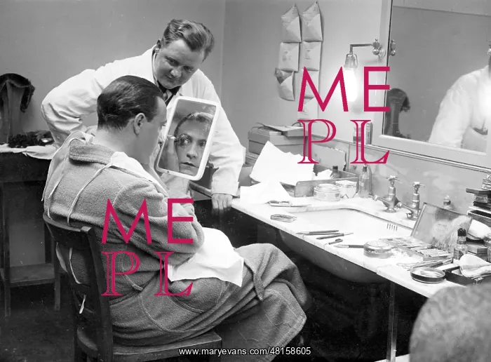 : Willy Fritsch in his dressing room : Willy Fritsch in his dressing room