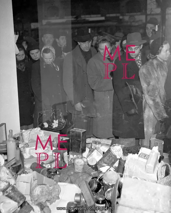 : Window display of confiscated goods : Window display of confiscated goods