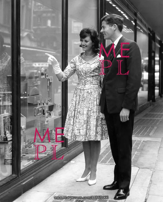 : WINDOW SHOPPING 1960S : WINDOW SHOPPING 1960S