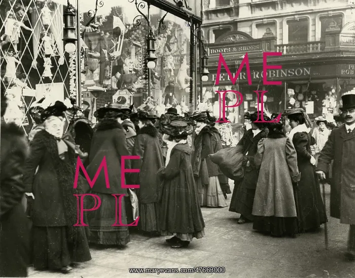  : Window shopping, London 1908