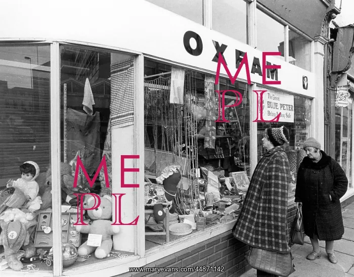: WINDOW SHOPPING / OXFAM : WINDOW SHOPPING / OXFAM