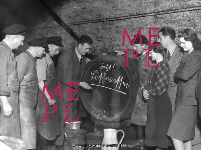 : Wine barrel as a fire water container in Mainz, 1941 : Wine barrel as a fire water container in Mainz, 1941