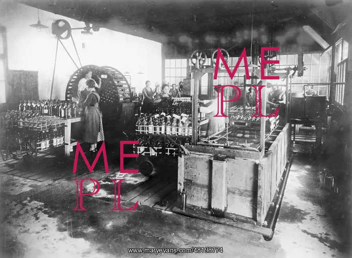 : Wine bottling machine, 1928 : Wine bottling machine, 1928