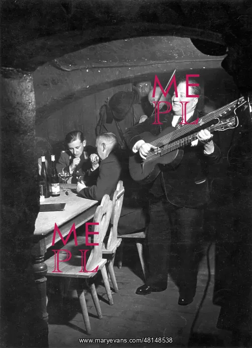 : Wine restaurant in Berlin, 1936 : Wine restaurant in Berlin, 1936