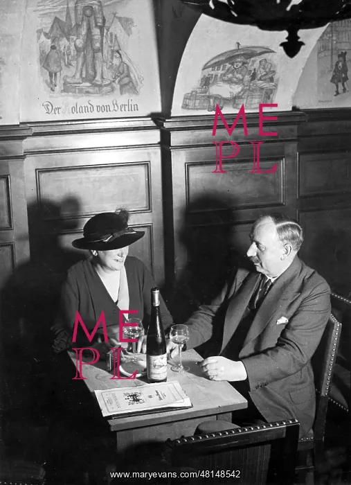 : Wine restaurant in Berlin, 1936 : Wine restaurant in Berlin, 1936